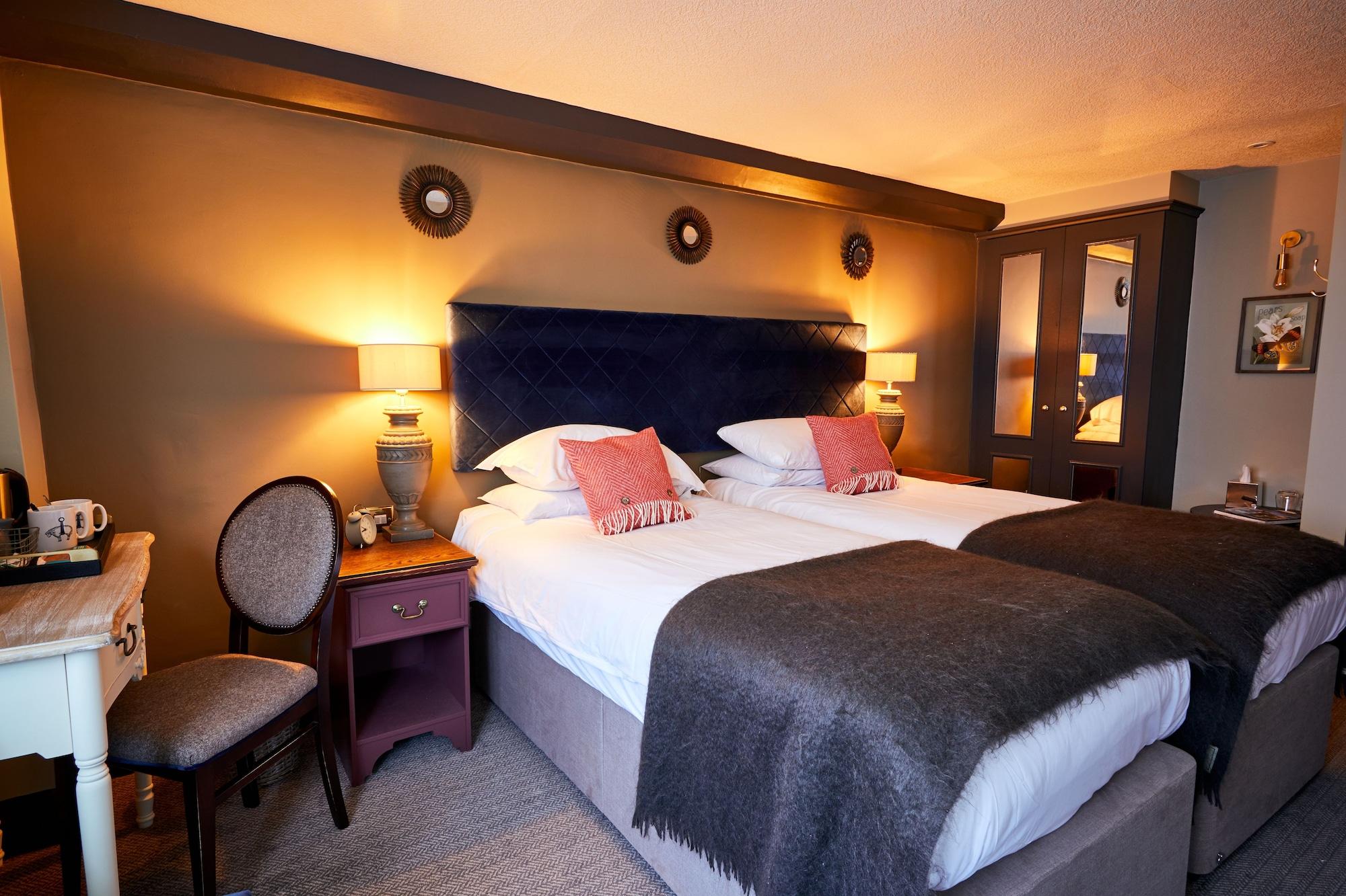 The Fleece At Cirencester Exterior photo A bedroom at The Swan Hotel