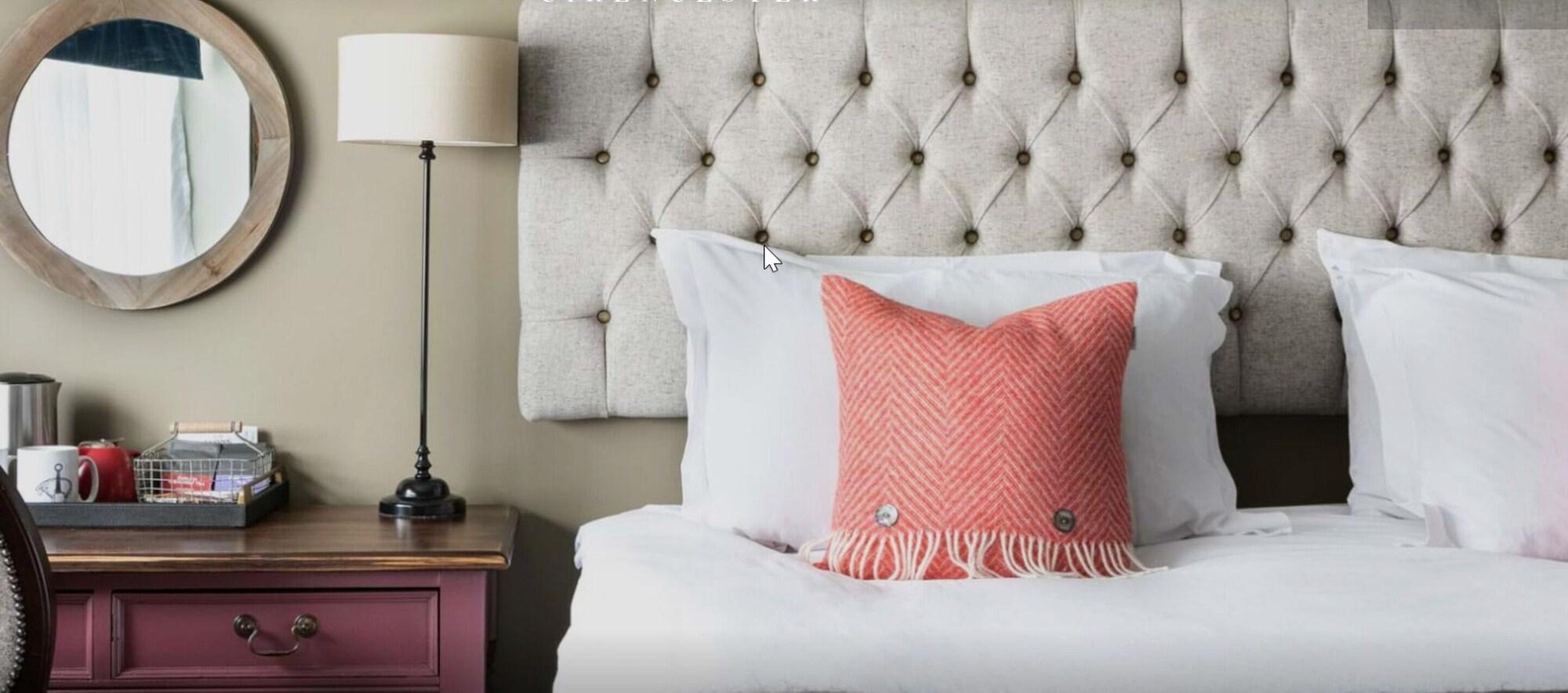 The Fleece At Cirencester Exterior photo A cushion