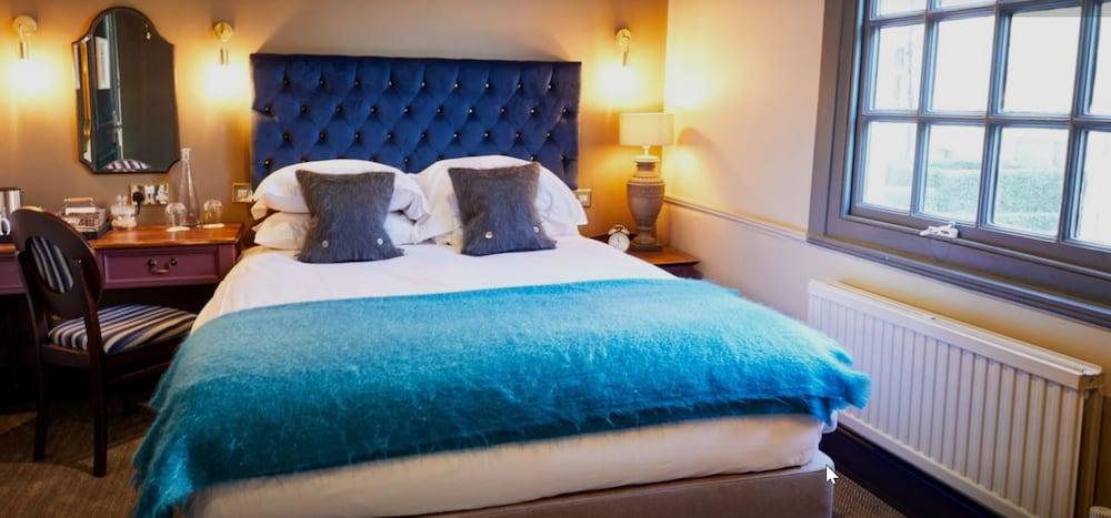 The Fleece At Cirencester Exterior photo A bed with a blue throw