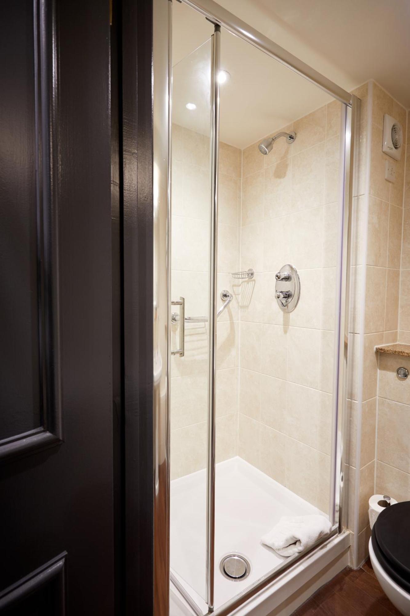 The Fleece At Cirencester Exterior photo A shower enclosure
