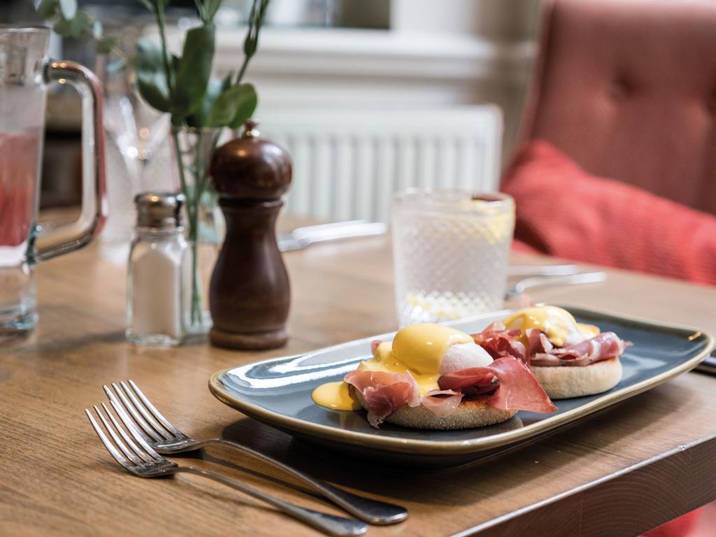 The Fleece At Cirencester Exterior photo Eggs Benedict