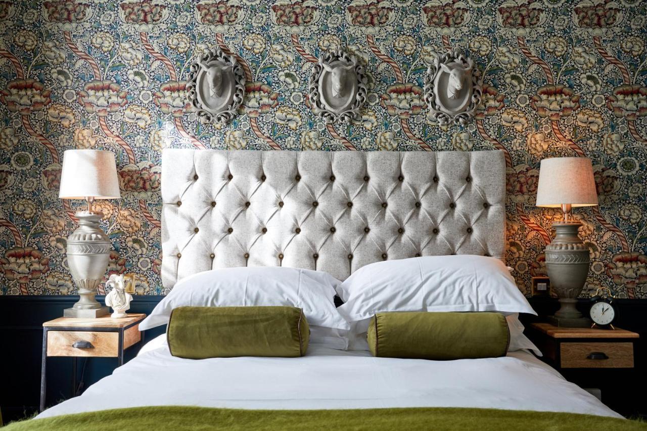 The Fleece At Cirencester Exterior photo A bedroom at The Ivy Hotel