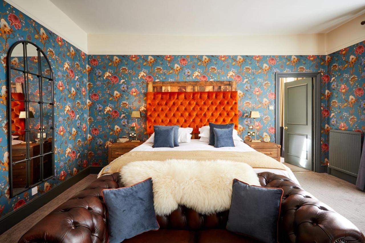 The Fleece At Cirencester Exterior photo The bedroom at The Mitre