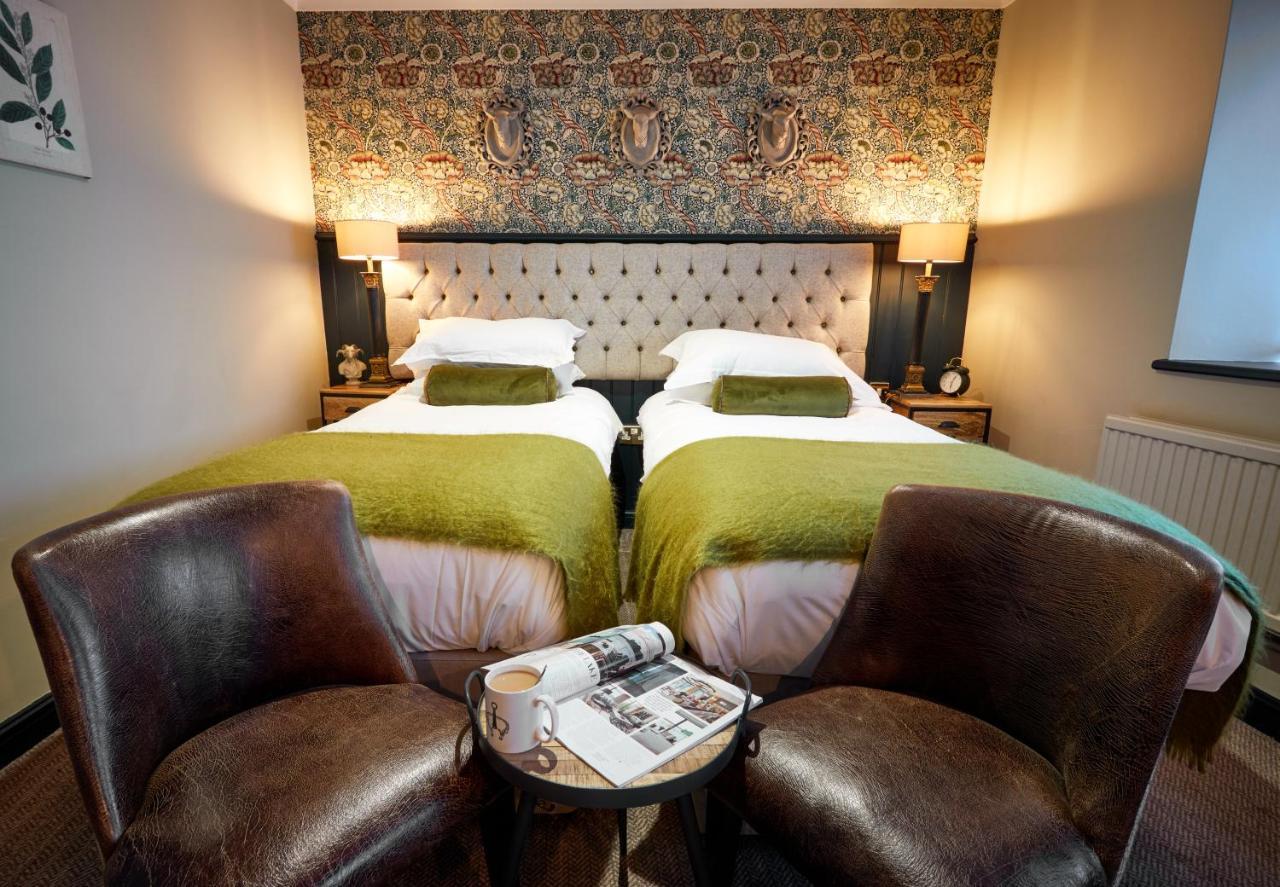 The Fleece At Cirencester Exterior photo A room at The Old Bank Hotel